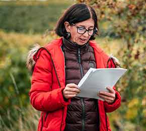 Angelika liest Buch vor