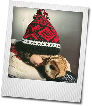 Mädchen mit Eule Kopf neben dem Kopf